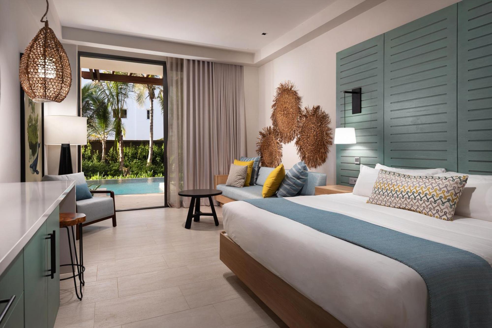 Suite Junior con cama extragrande y acceso directo a la piscina