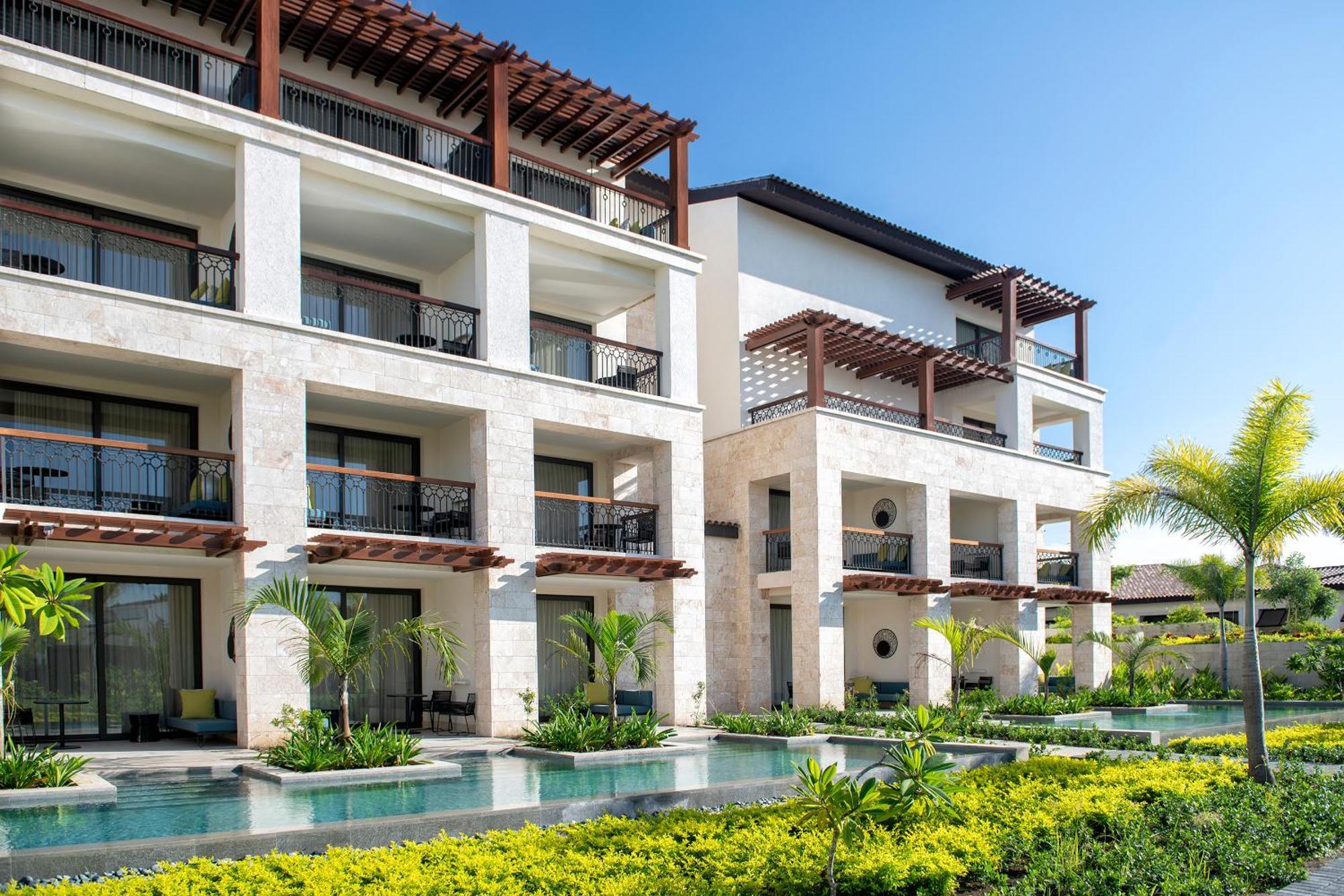 Suite Junior Resort con cama grande y acceso directo a la piscina