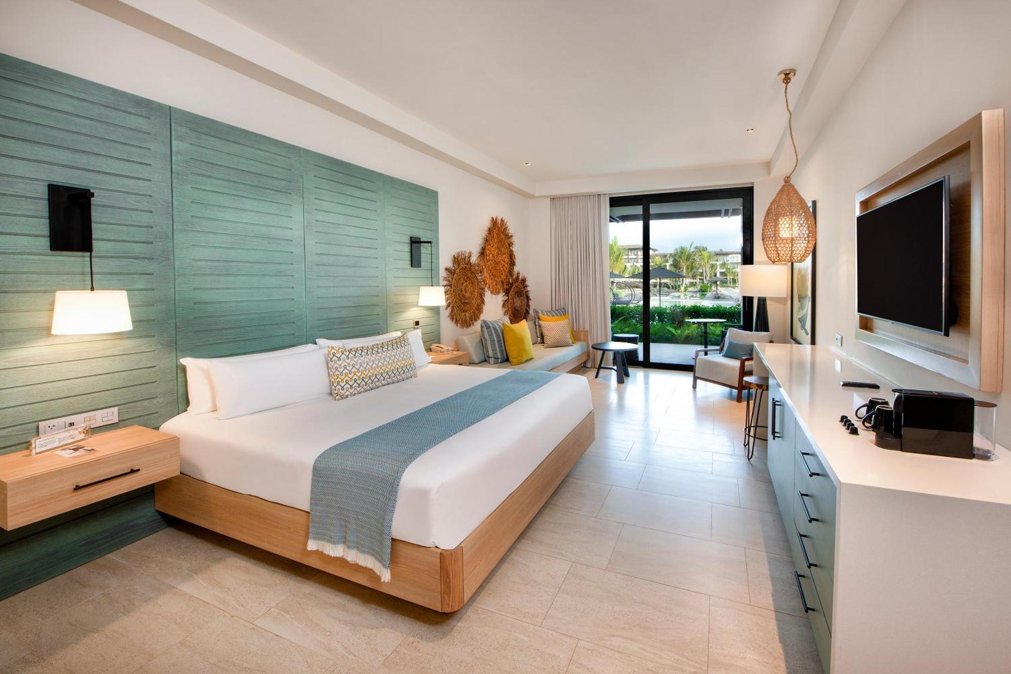 Suite Junior Resort con cama extragrande y vistas a la piscina
